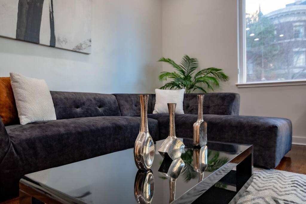 Beautiful Magnificent Mile Street That Sleeps 8 Guests *