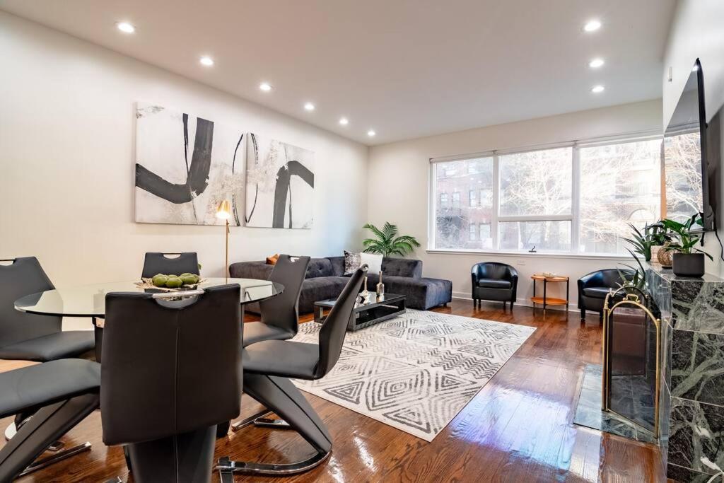 Beautiful Magnificent Mile Street That Sleeps 8 Guests Apartment *