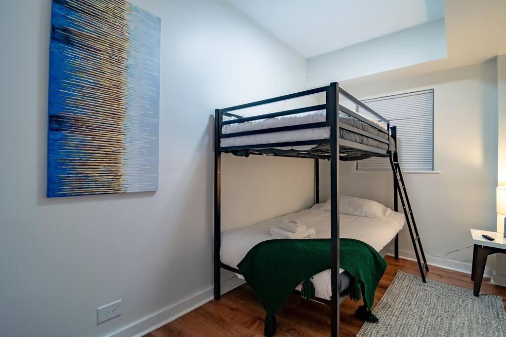 Beautiful Magnificent Mile Street That Sleeps 8 Guests * Chicago