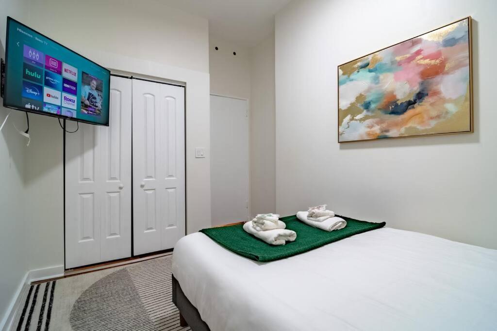 Beautiful Magnificent Mile Street That Sleeps 8 Guests Apartment