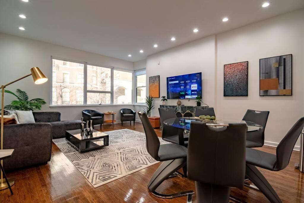 Beautiful Magnificent Mile Street That Sleeps 8 Guests *