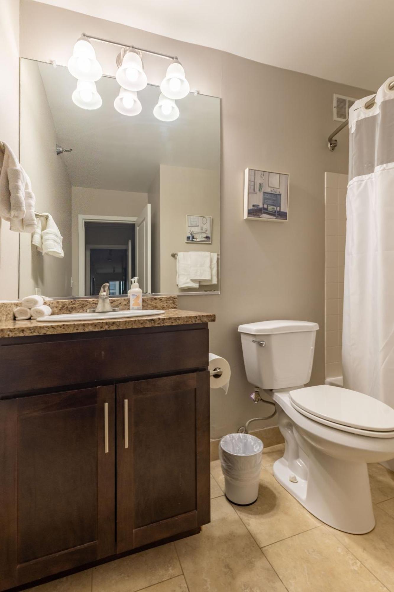 Captivating With Pier Views, Pool And Gym Apartment