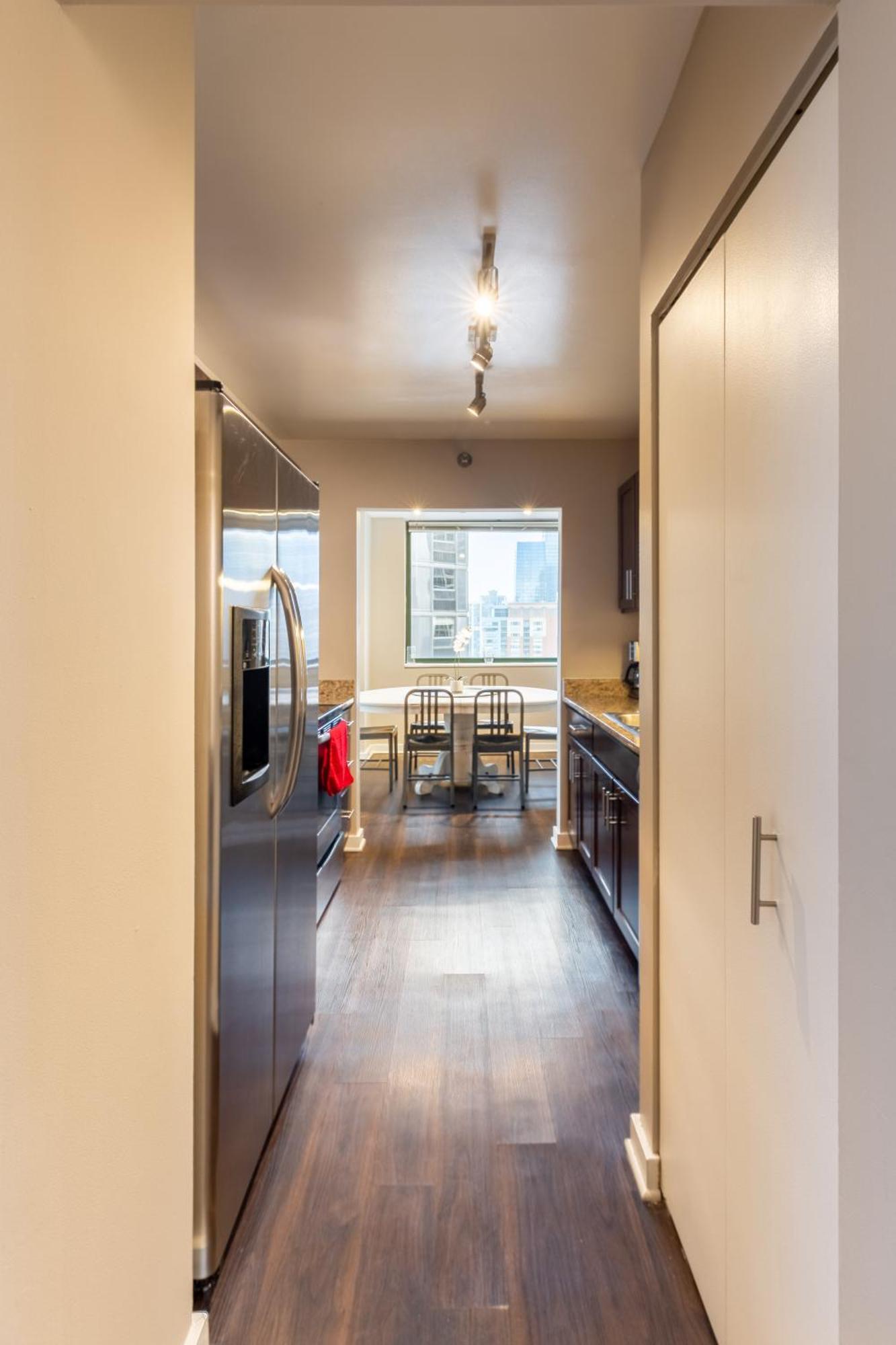 Apartment Captivating With Pier Views, Pool And Gym Chicago