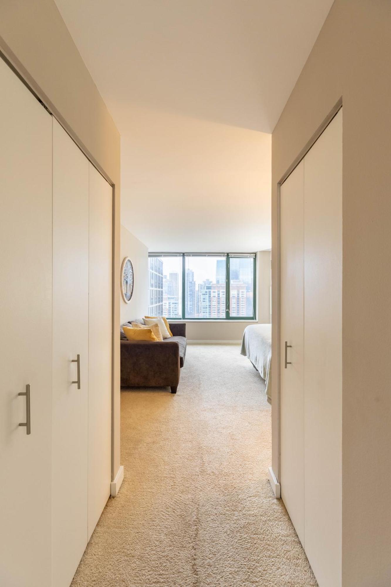 Captivating With Pier Views, Pool And Gym Apartment *