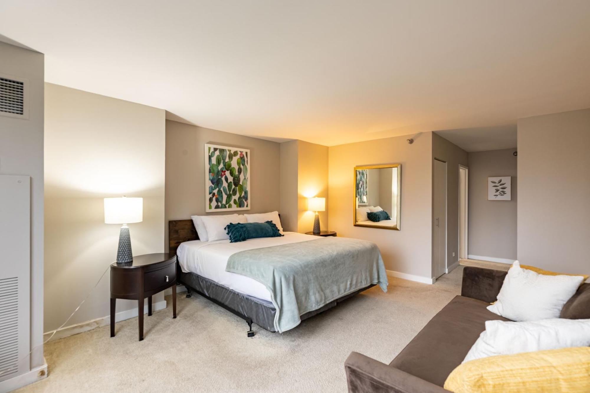 Apartment Captivating With Pier Views, Pool And Gym