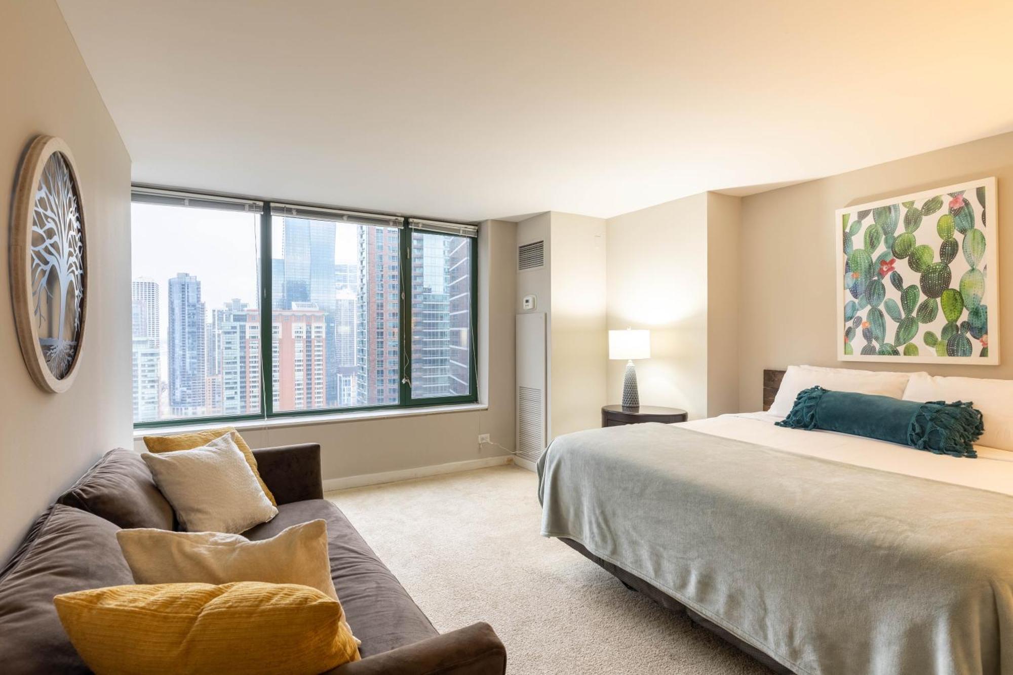 Captivating With Pier Views, Pool And Gym Apartment