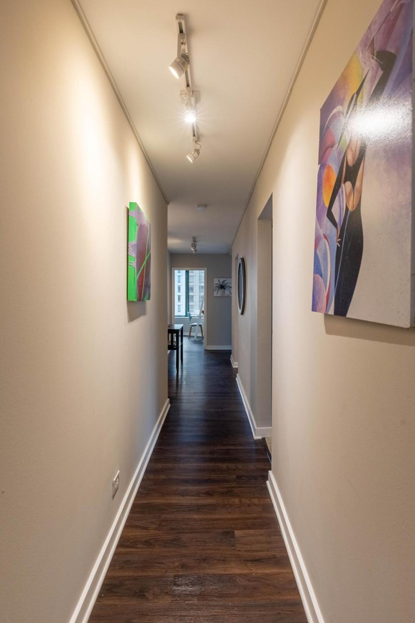 Captivating With Pier Views, Pool And Gym Apartment *