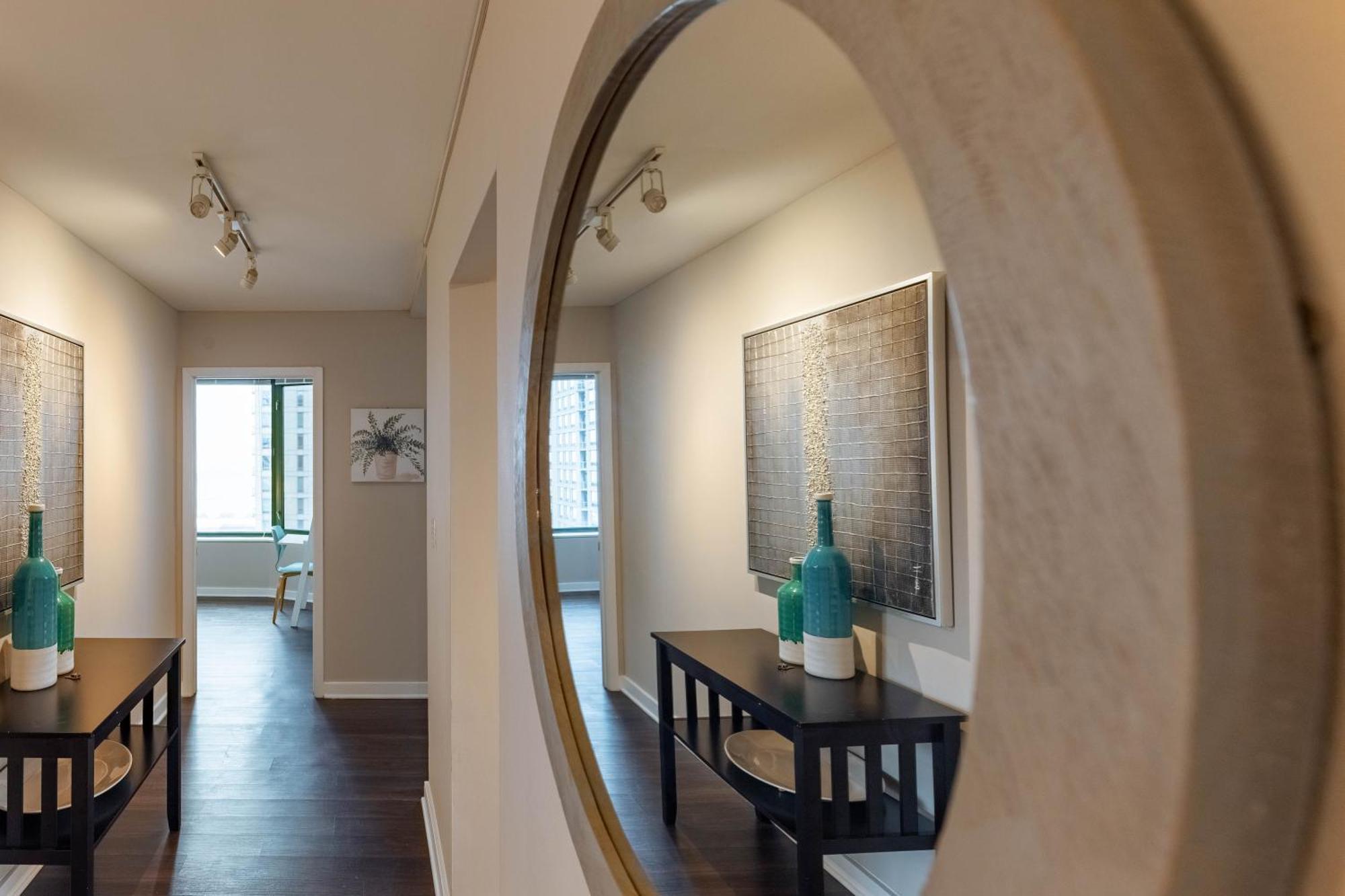 Captivating With Pier Views, Pool And Gym Apartment *