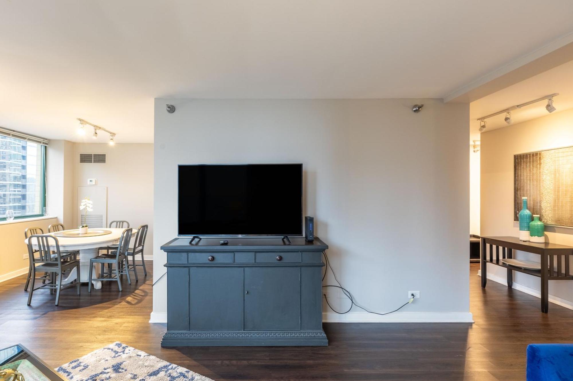 Apartment Captivating With Pier Views, Pool And Gym Chicago