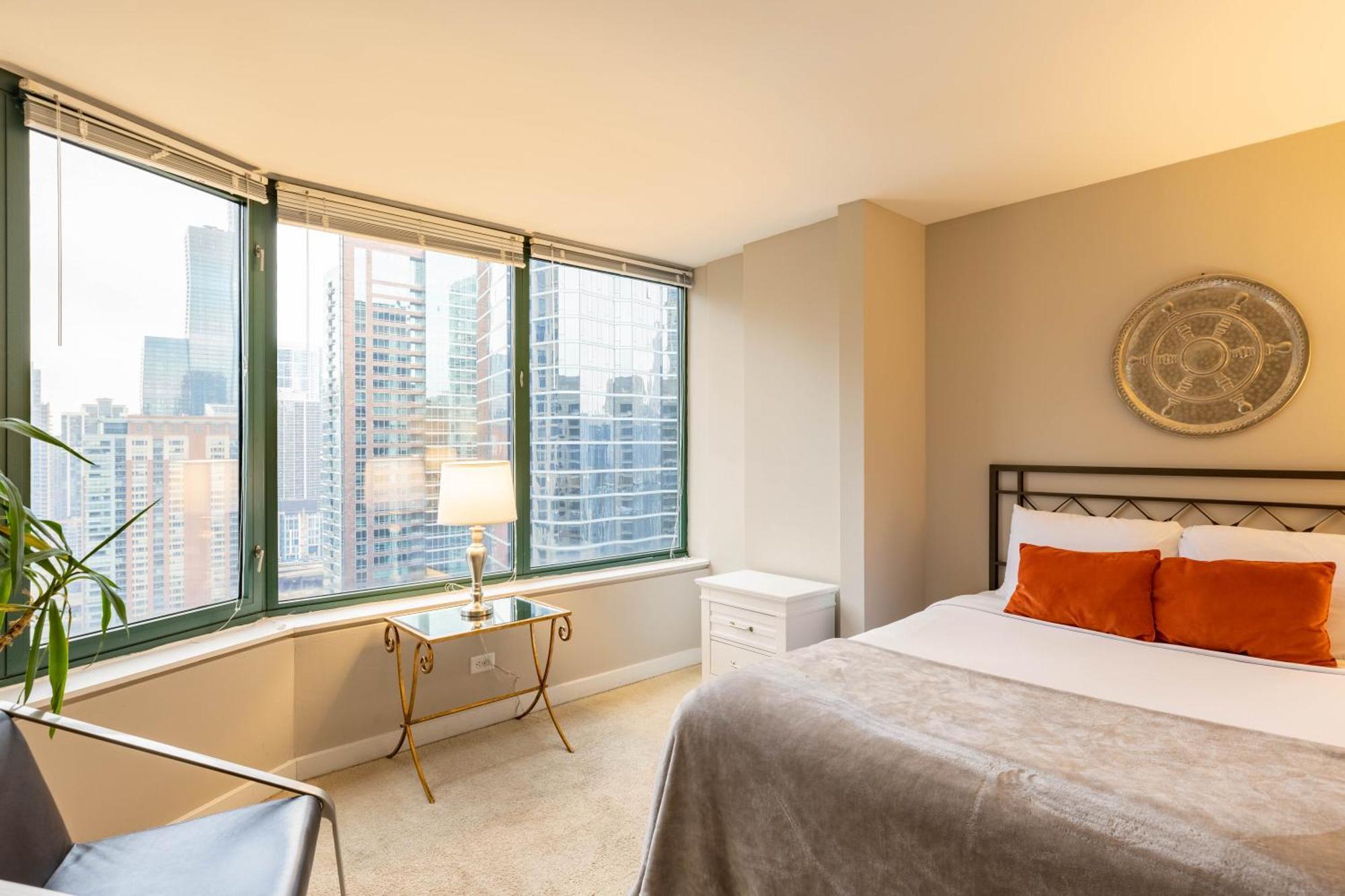 Captivating With Pier Views, Pool And Gym Apartment *