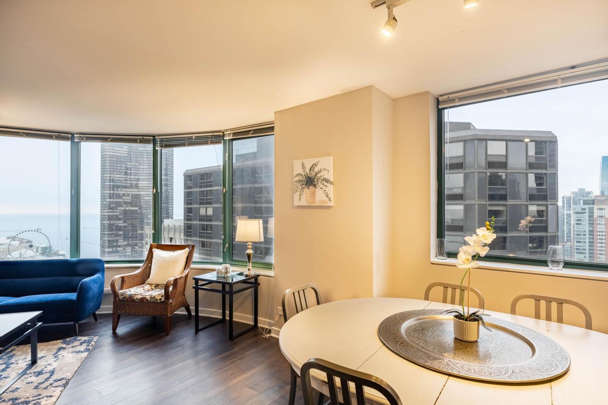 Captivating With Pier Views, Pool And Gym Apartment Chicago