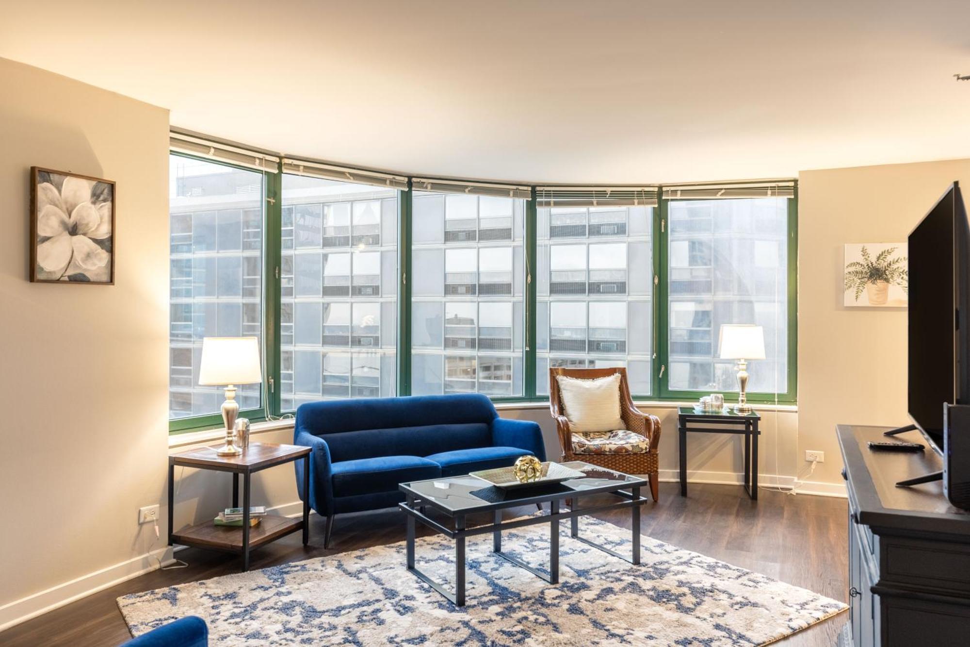 Captivating With Pier Views, Pool And Gym Apartment *