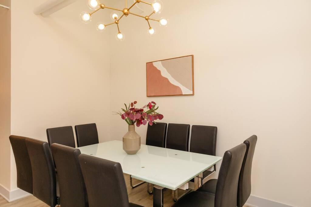 Apartment Mccormick 5br-3ba Luxury For Groups Of Up To 12 Guests With Gym Access And Optional Parking *