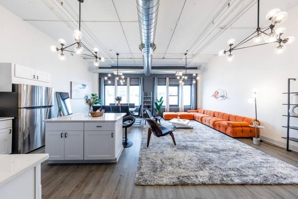 Luxury 6br Loft Perfect For 12 Guests With Skyline Views, Optional Parking And Gym Access Near Mccormick Place And Soldier Field Apartment Chicago