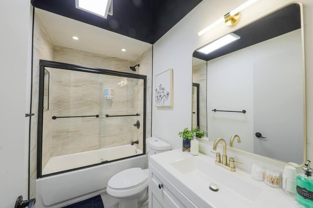 Luxury 6br Loft Perfect For 12 Guests With Skyline Views, Optional Parking And Gym Access Near Mccormick Place And Soldier Field Apartment Chicago