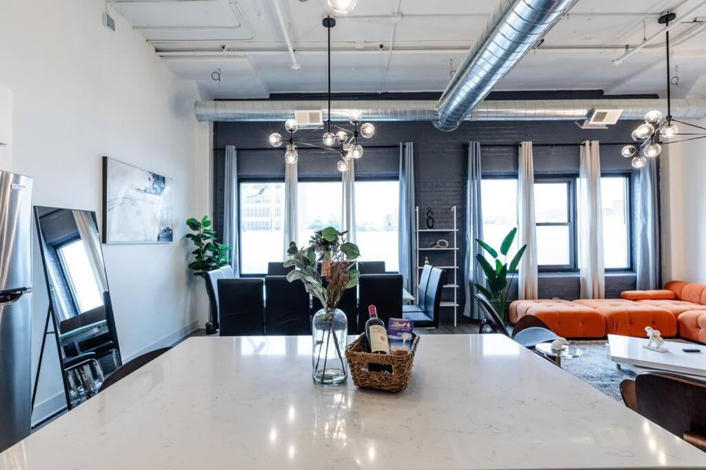 Luxury 6br Loft Perfect For 12 Guests With Skyline Views, Optional Parking And Gym Access Near Mccormick Place And Soldier Field * Chicago