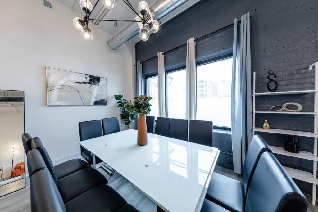 Luxury 6br Loft Perfect For 12 Guests With Skyline Views, Optional Parking And Gym Access Near Mccormick Place And Soldier Field