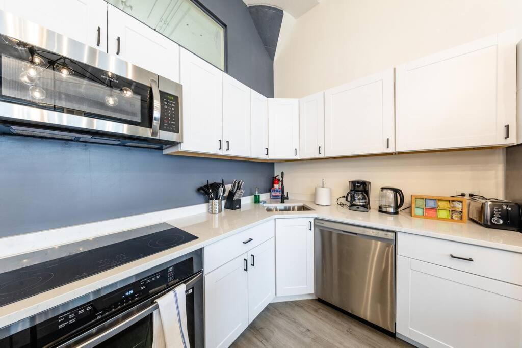 Luxury 6br Loft Perfect For 12 Guests With Skyline Views, Optional Parking And Gym Access Near Mccormick Place And Soldier Field Apartment