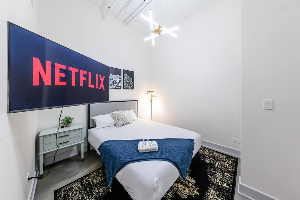 Luxury 6br Loft Perfect For 12 Guests With Skyline Views, Optional Parking And Gym Access Near Mccormick Place And Soldier Field Apartment Chicago