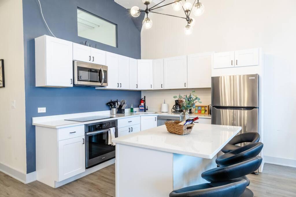 Apartment Luxury 6br Loft Perfect For 12 Guests With Skyline Views, Optional Parking And Gym Access Near Mccormick Place And Soldier Field *