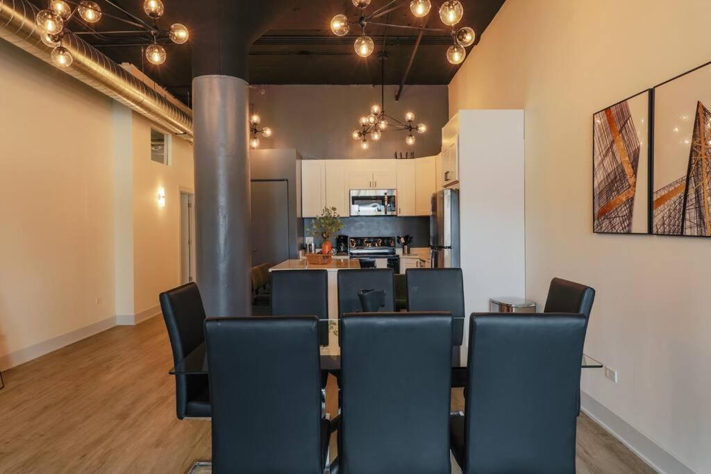 Apartment Spacious 5br Luxury Perfect For Group Sleeps 12 Near Mccormick Place, Grant Park And Soldier Field