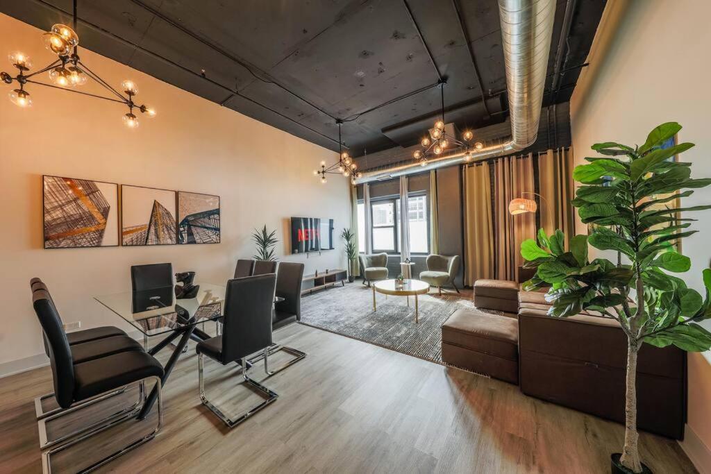 Spacious 5br Luxury Perfect For Group Sleeps 12 Near Mccormick Place, Grant Park And Soldier Field Apartment *
