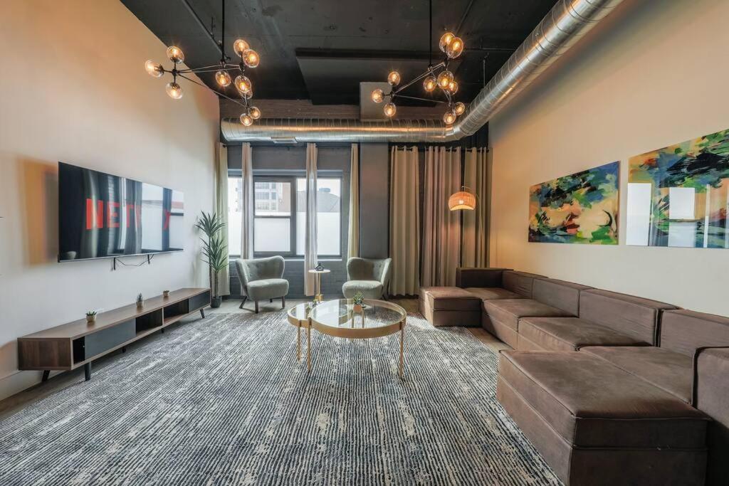 Spacious 5br Luxury Perfect For Group Sleeps 12 Near Mccormick Place, Grant Park And Soldier Field Apartment