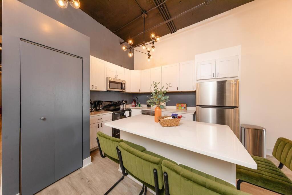 Spacious 5br Luxury Perfect For Group Sleeps 12 Near Mccormick Place, Grant Park And Soldier Field Chicago