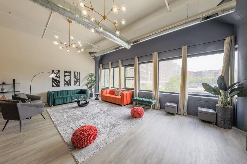 Mccormick 5br With 3ba Luxury For Groups Up To 12 Guests With Optional Parking And Gym Access Apartment Chicago