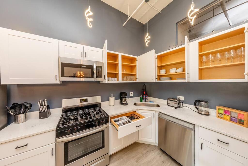 Apartment Mccormick 5br With 3ba Luxury For Groups Up To 12 Guests With Optional Parking And Gym Access Chicago