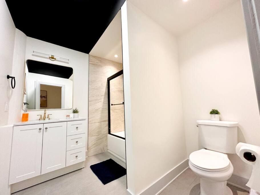 Mccormick 5br With 3ba Luxury For Groups Up To 12 Guests With Optional Parking And Gym Access