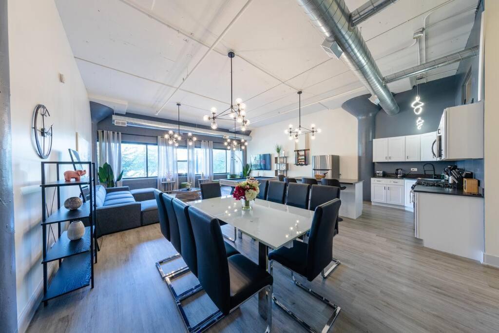 Apartment Mccormick 5br 3ba Luxury For Groups Up To 12 Guests With Optional Parking And Gym Access Chicago