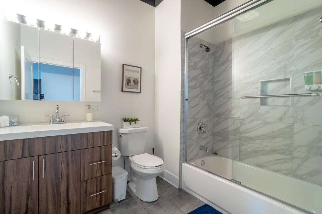 Mccormick 2br-2ba Family Unit For Up To 8 Guests With Optional Parking & Gym Access Chicago