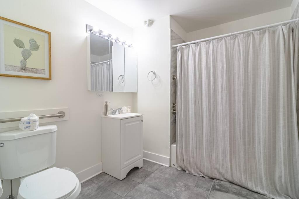 Apartment Mccormick Place That Sleeps Up To 4 With Optional Parking & Gym Access *