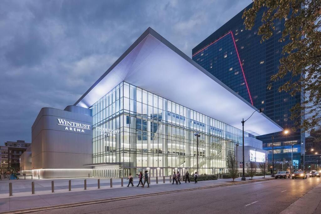 Mccormick Place That Sleeps Up To 4 With Optional Parking & Gym Access *