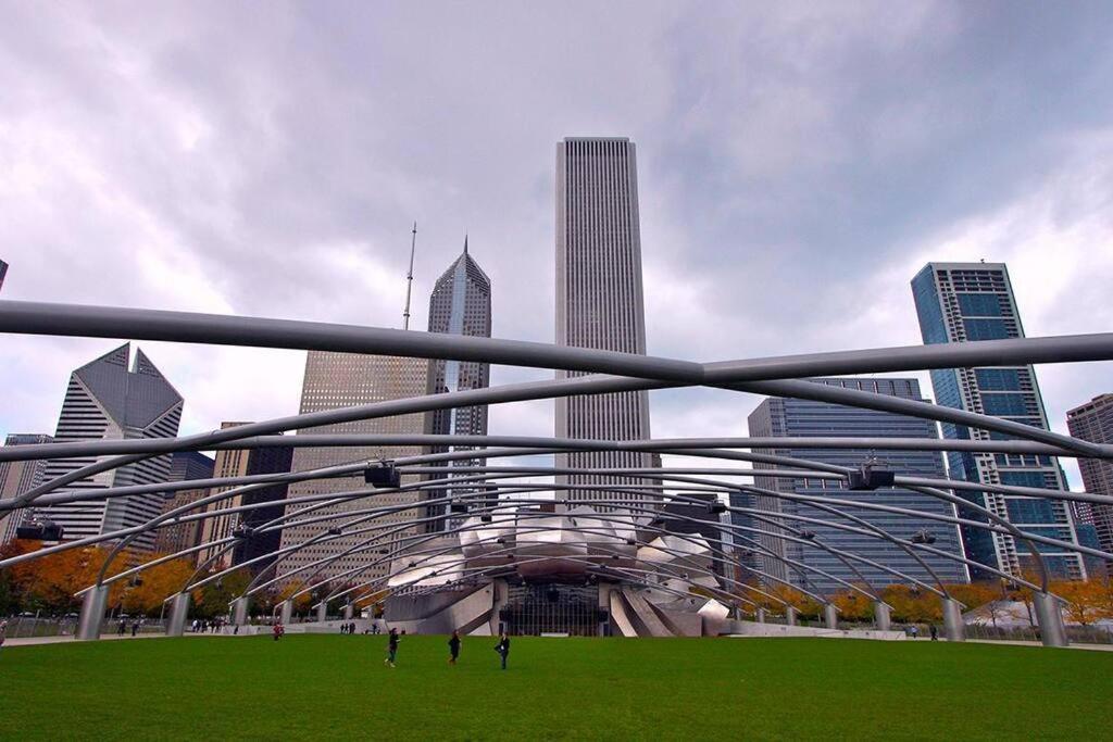 Mccormick Place That Sleeps Up To 4 With Optional Parking & Gym Access * Chicago