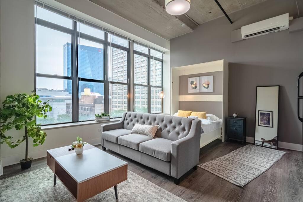 Mccormick Place That Sleeps Up To 4 With Optional Parking & Gym Access * Chicago