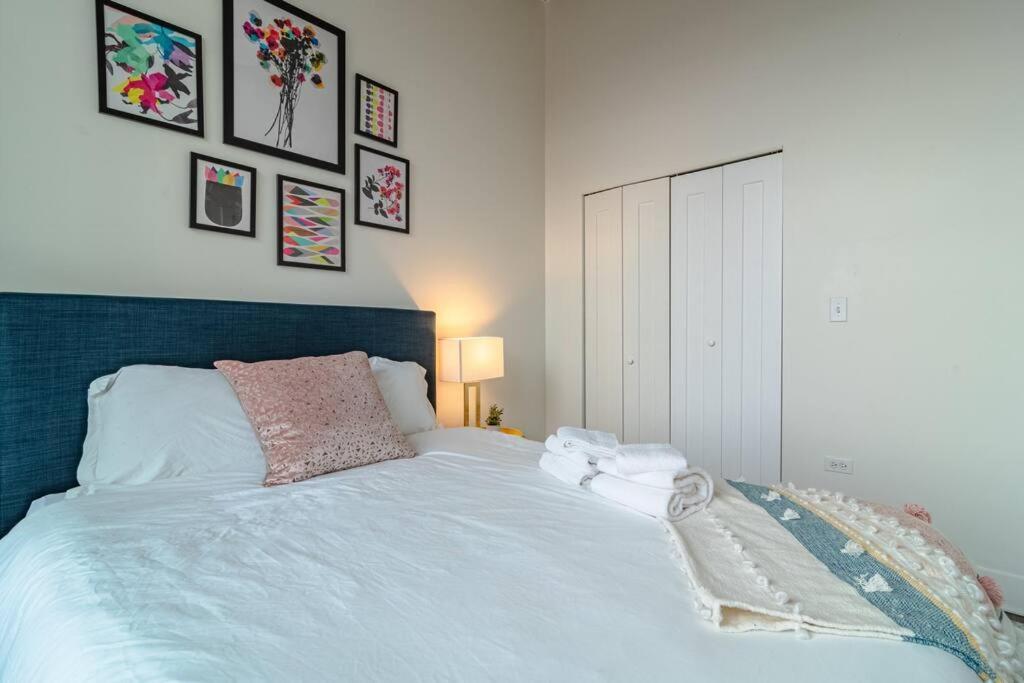 2br South Loop Location With Optional Parking & Gym Access Near Mccormick Place, Shedd Aquarium & Navy Pier Apartment *