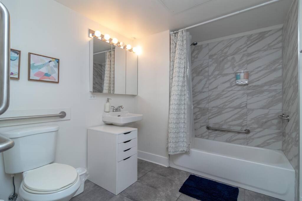 Mccormick Place That Sleeps Up To 4 Guests With Optional Parking And Gym Access Apartment