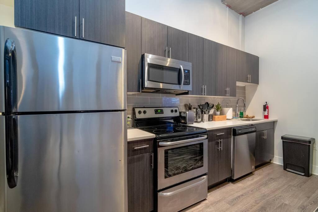 Mccormick Place That Sleeps Up To 4 Guests With Optional Parking And Gym Access