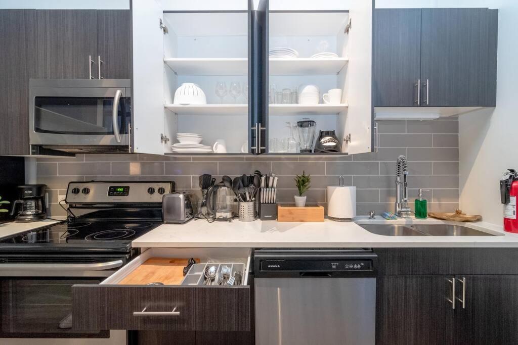 Mccormick Place That Sleeps Up To 4 Guests With Optional Parking And Gym Access Apartment