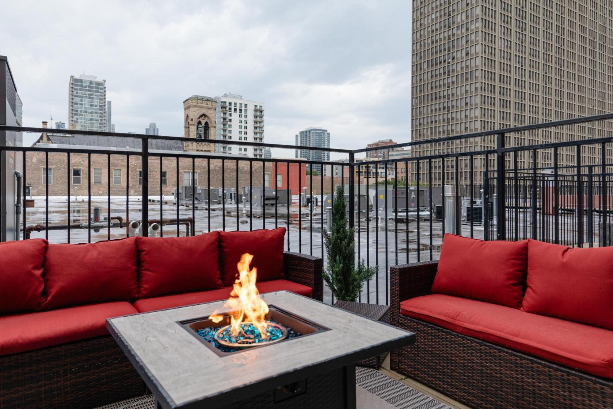 Mccormick Patio Skyline Unit For Up To 6 Guests With Optional Parking Apartment Chicago