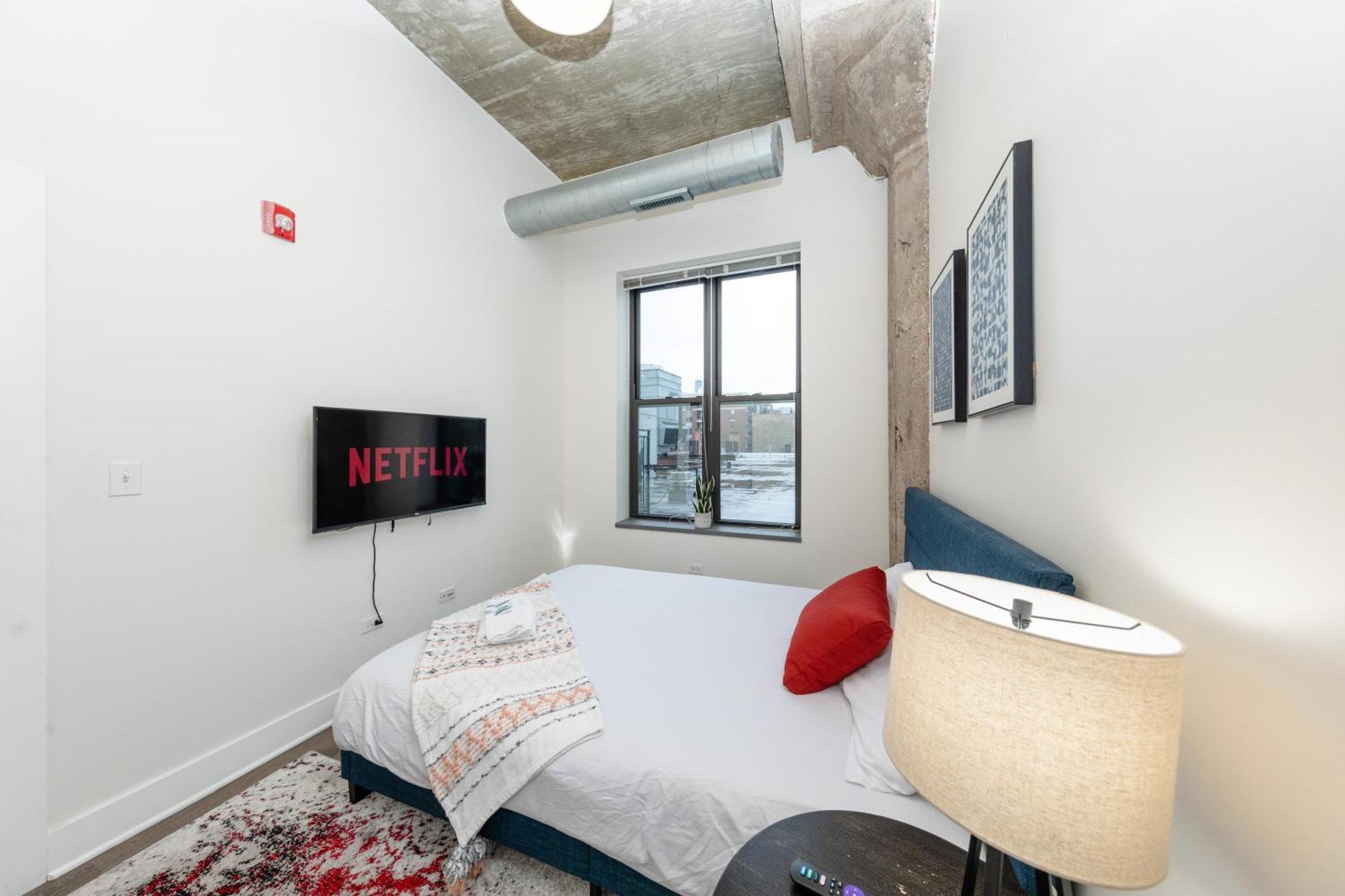 Apartment Mccormick Patio Skyline Unit For Up To 6 Guests With Optional Parking Chicago