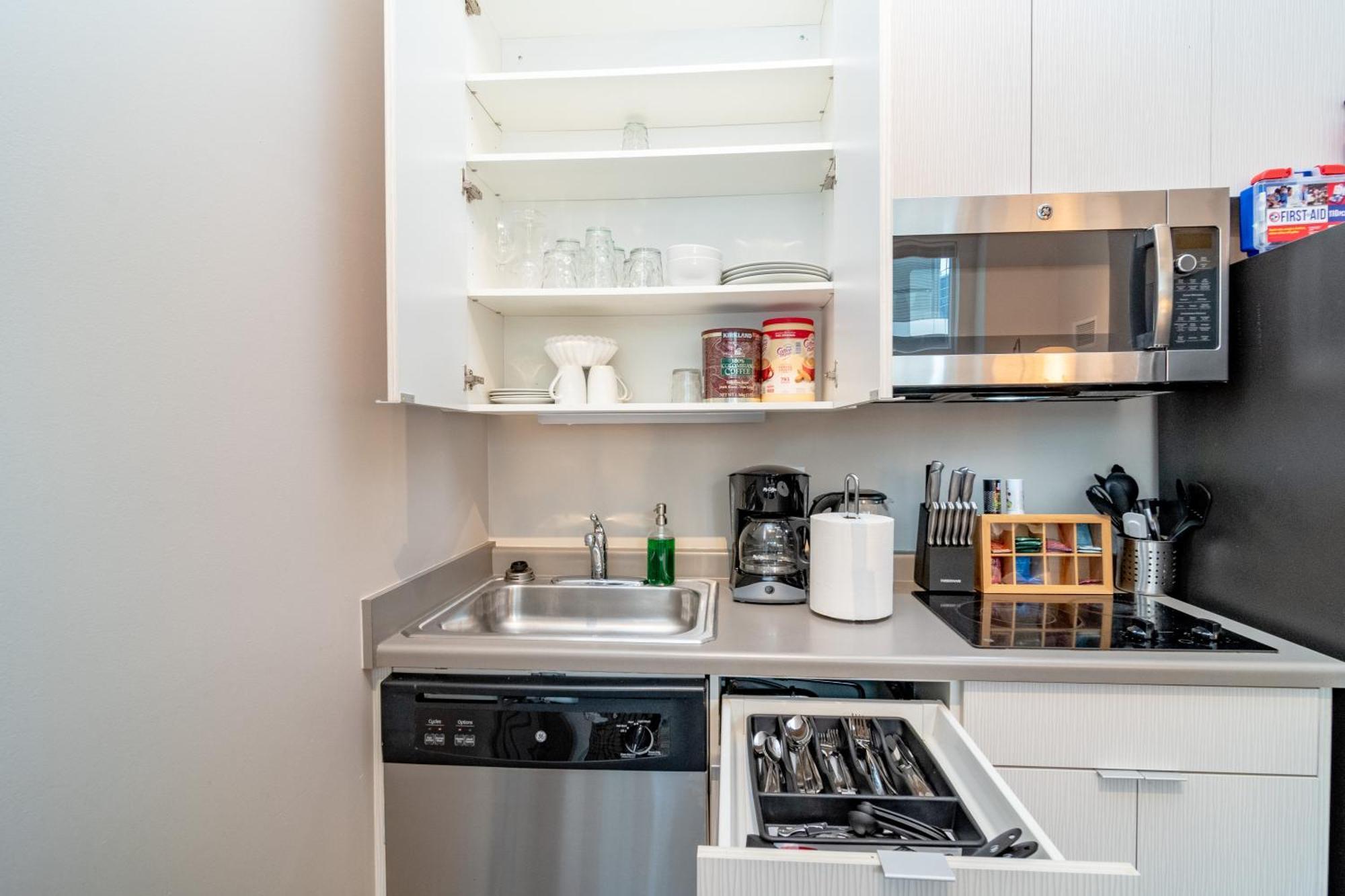 Mccormick Place Magnificent 2br-2ba With Optional Parking, Patio, Gym Access That Sleeps 6 * Chicago