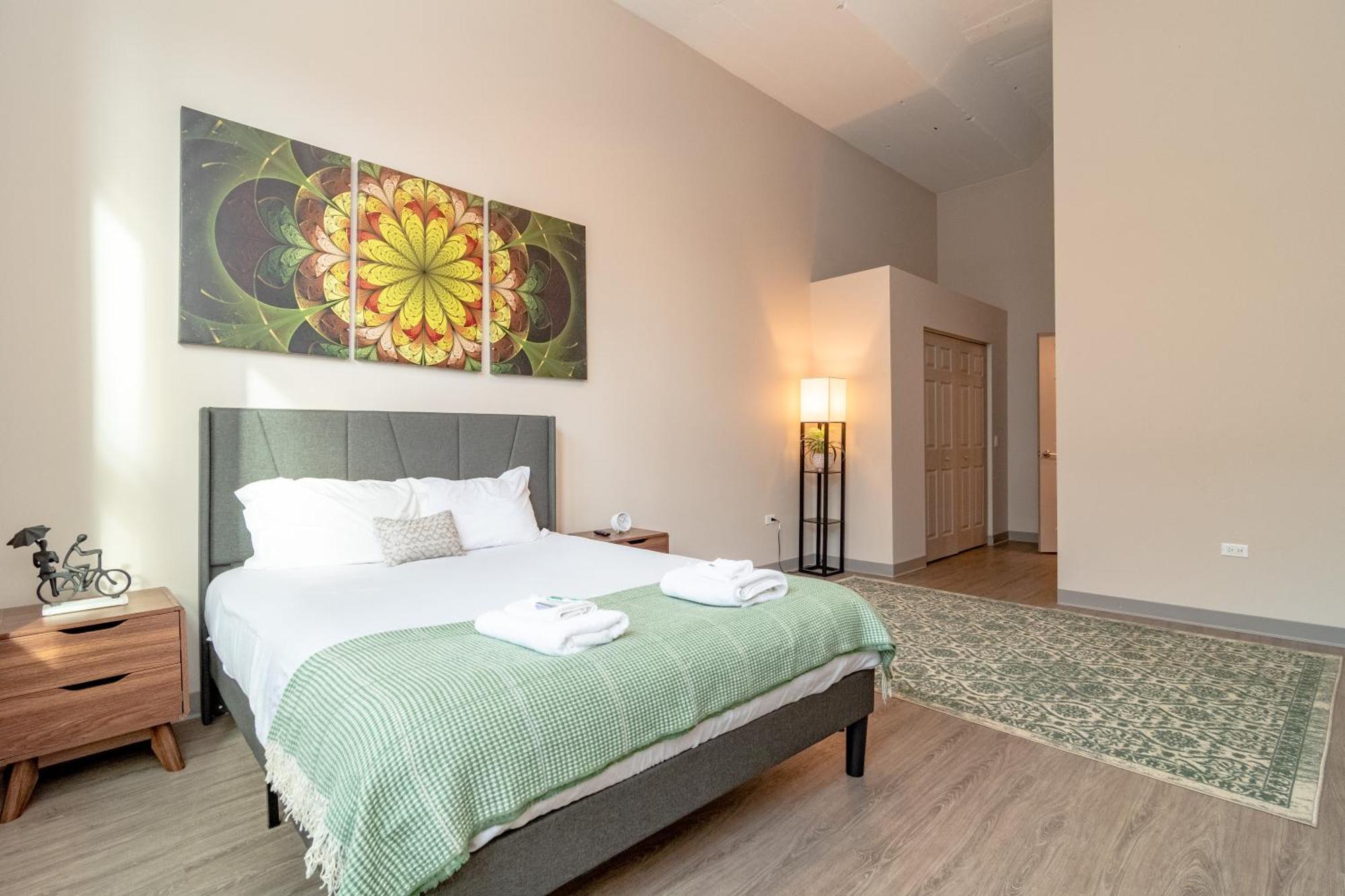 Mccormick Place Magnificent 2br-2ba With Optional Parking, Patio, Gym Access That Sleeps 6 *
