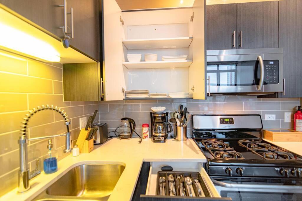Stylish 2br With Optional Parking & Gym Access Near Lakefront, Shedd Aquarium And Mccormick Center *