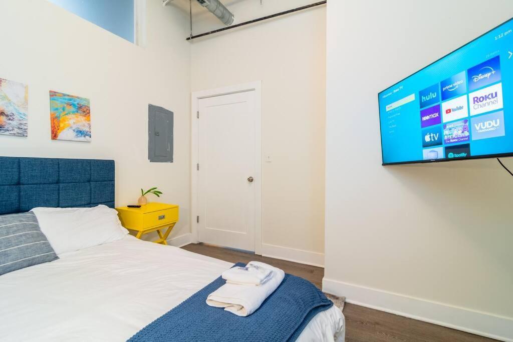 Charming 2br With Skyline View, Optional Parking & Gym Access Near Mccormick Place, Lakefront And Soldier Field Apartment