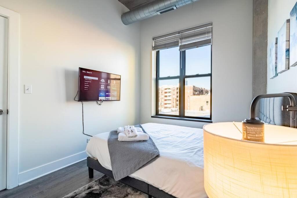 Charming 2br With Skyline View, Optional Parking & Gym Access Near Mccormick Place, Lakefront And Soldier Field * Chicago