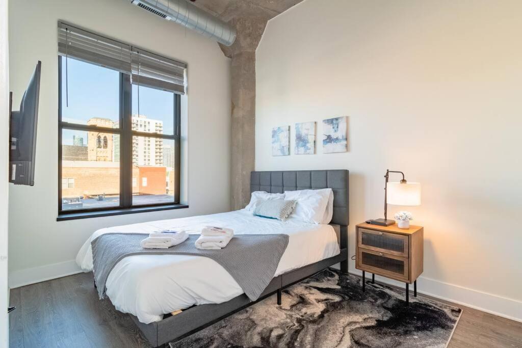 Charming 2br With Skyline View, Optional Parking & Gym Access Near Mccormick Place, Lakefront And Soldier Field * Chicago