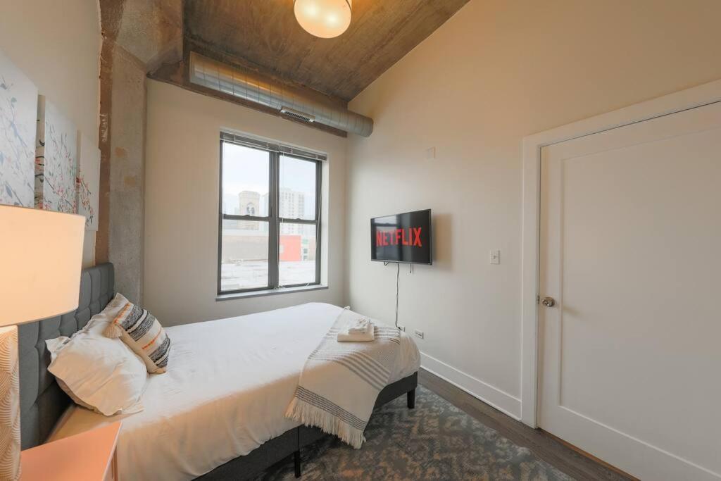 Mccormick 2br-2ba Family Unit For Up To 8 Guests With Skyline View, Optional Parking & Gym Apartment Chicago